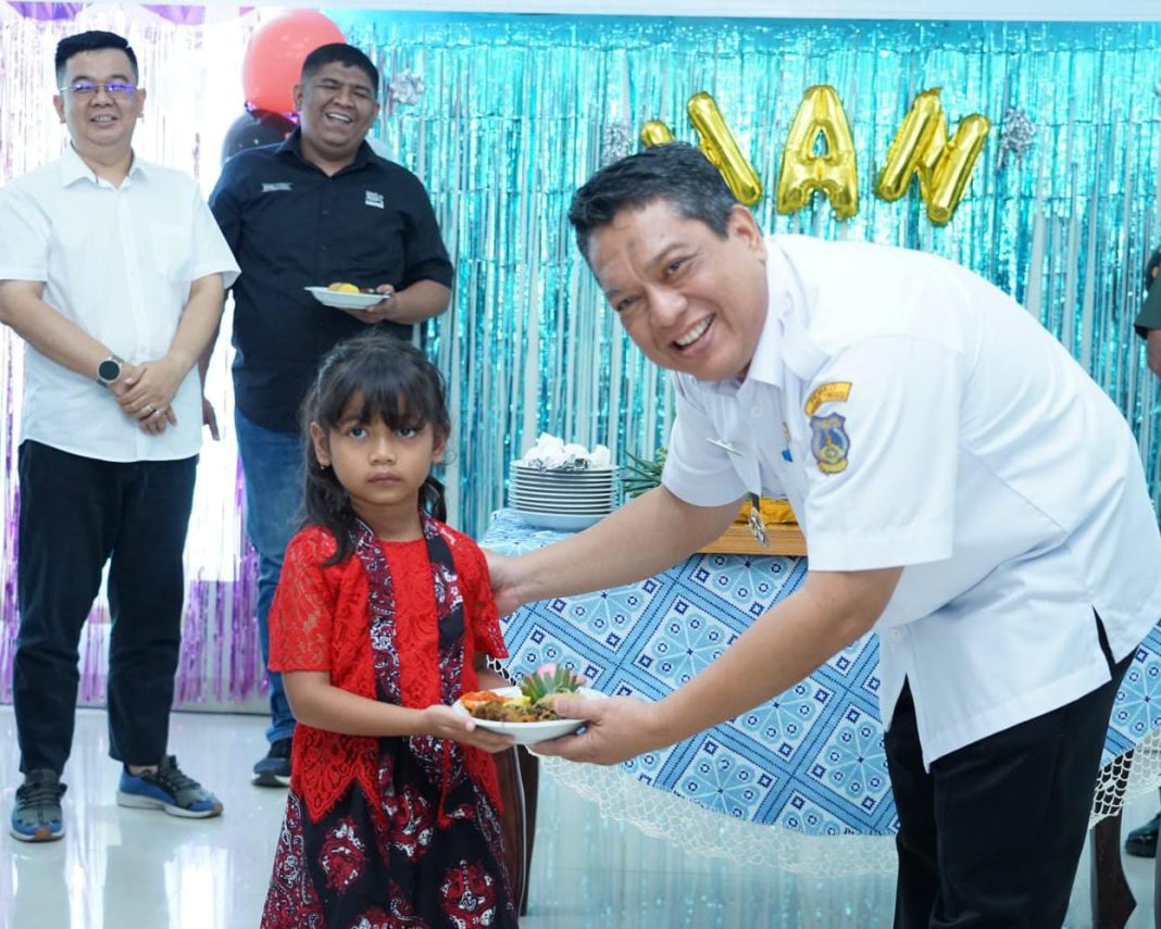 Pj Wali Kota Tebingtinggi Drs Syarmadani MSi memberikan nasi tumpeng kepada anak didik di acara memperingati Hari Anak Nasional, di Aula Lantai IV Balai Kota Tebingtinggi, Rabu (26/7/2023). (Dok/Kominfo Tebingtinggi)