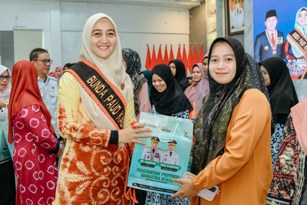 Bunda PAUD Kabupaten Batubara Ny Hj Maya Indriasari Zahir menyerahkan bantuan tablet dari Bunda PAUD Provinsi Sumut untuk para guru TK Negeri Pembina di Aula Rumah Dinas Bupati Batubara, Komplek Perumahan Inalum, Tanjung Gading, Kecamatan Sei Suka, Rabu (26/7/2023). (Dok/Kominfo Batubara)