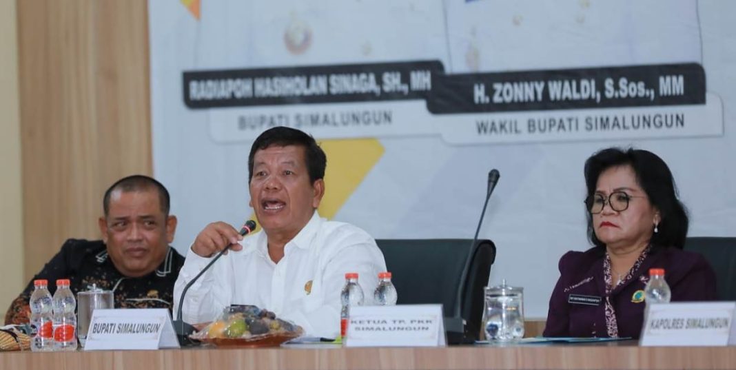 Bupati Simalungun, Radiapoh Hasiholan Sinaga (tengah) didampingi Ketua TP-PKK, Ratnawati Sidabutar dan Munawar Ibrahim mewakili BKKBN Sumut memimpin rembuk stunting dan rapat koordinasi Tim Percepatan Penurunan Stunting, di Pamatangraya, Rabu (26/7/2023). (Dok/Kominfo Simalungun)