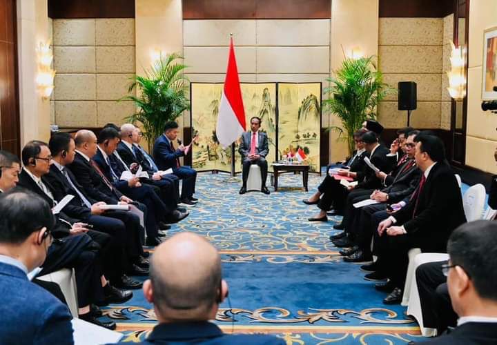 Presiden Republik Indonesia Ir H Joko Widodo menggelar pertemuan bisnis bersama Kamar Dagang Indonesia di Tiongkok dan sejumlah pengusaha Tiongkok di Shangri-La Hotel, Chengdu, RRT, Jumat (28/7/2023).