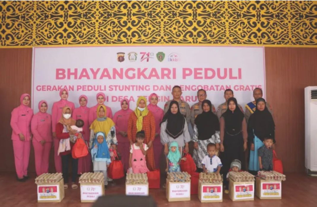 Kapolda Kaltim Irjen Pol Drs Imam Sugianto MSi bersama Ketua Bhayangkari Daerah Kaltim Ny Ade Imam Sugianto dalam kegiatan bakti sosial dan pelayanan pengobatan gratis di Desa Tengin Baru, Jumat (28/7/2023).