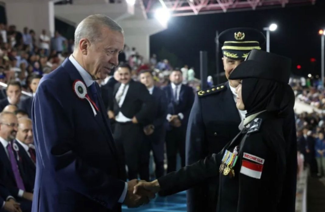 Tiga anggota Polri dan puluhan peserta didik internasional lainnya diwisuda langsung oleh Presiden Turki Erdogan.