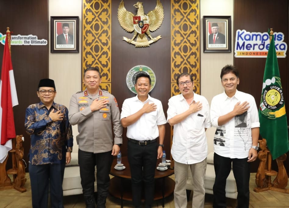 Kapolda Sumut Irjen Pol Agung Setya Imam Effendi foto bersama Rektor USU Prof Dr Muryanto Amin, SSos MSi, Prof Fidel dan Prof Opim Sitompul, Jumat (28/7/2023).