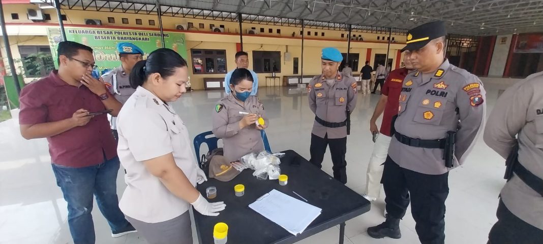 Personel Polresta Deliserdang melakukan test urine di Aula Terbuka Mapolresta Deliserdang, Kamis (27/7/2023). (Dok/ Polresta Deliserdang)