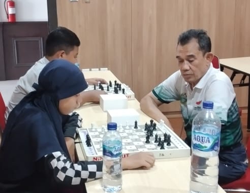 Pelatih Catur NPC Sumut Erhan Tarmizi sedang memantau latihan para atlet di Medan, Kamis (27/7/2023). Kedua atlet ini akan bertanding di Peparpenas X/2023. (Dok/NPC)