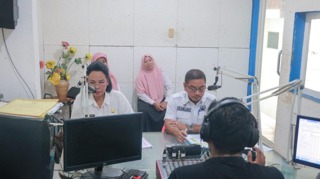 Pj Sekda Tebingtinggi Kamlan Mursyid SH MM didampingi Kepala Dinas Ketahanan Pangan dan Pertanian Kota Tebingtinggi Marimbun Marpaung SP MSi di Stasiun Radio DIS FM Tebingtinggi, Rabu (26/7/2023). (Dok/Kominfo Tebingtinggi)