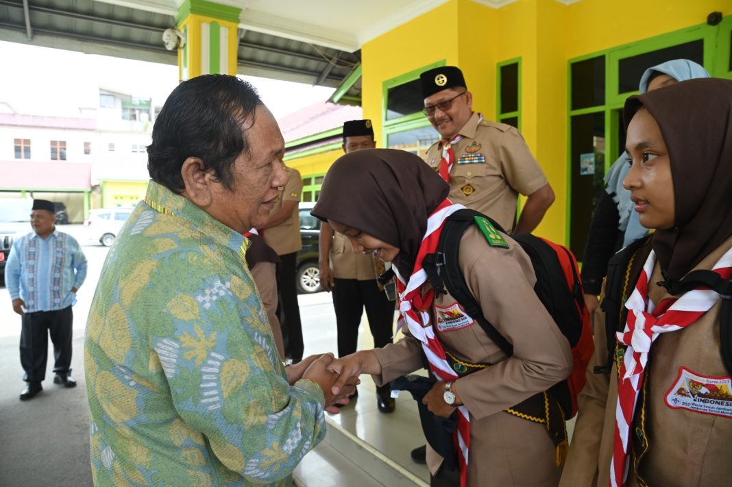 Wali Kota Padangsidimpuan Irsan Efendi Nasution SH MM sedang menyalami peserta World Scout Jamboree Korea Selatan usai acara pemberkatan di Kantor Wali Kota Padangsidimpuan, Kamis (27/7/2023). (Dok/Kominfo Padangsidimpuan)