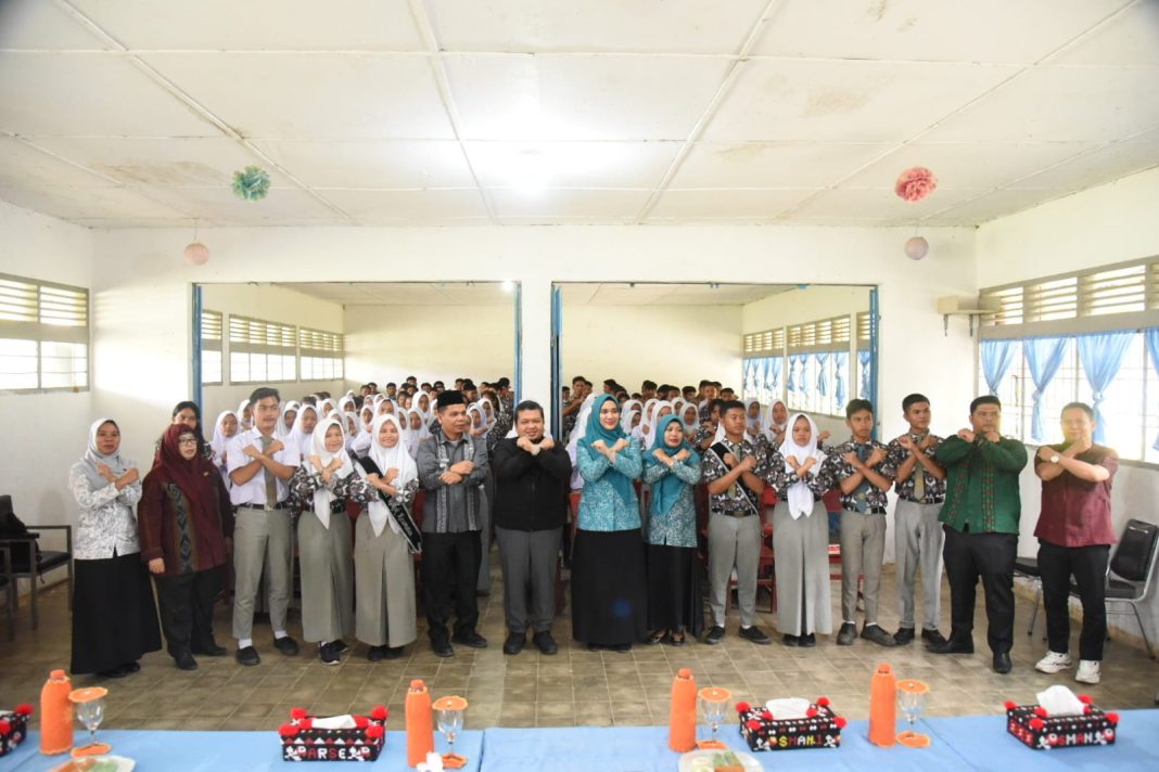 Bupati Tapsel Dolly Pasaribu didampingi Ketua TP PKK Tapsel Ny Rosalina Dolly Pasaribu foto bersama siswa Duta Anti Rokok SMAN 1 Arse, Kamis (27/7/2023). (Dok/Kominfo Tapsel)