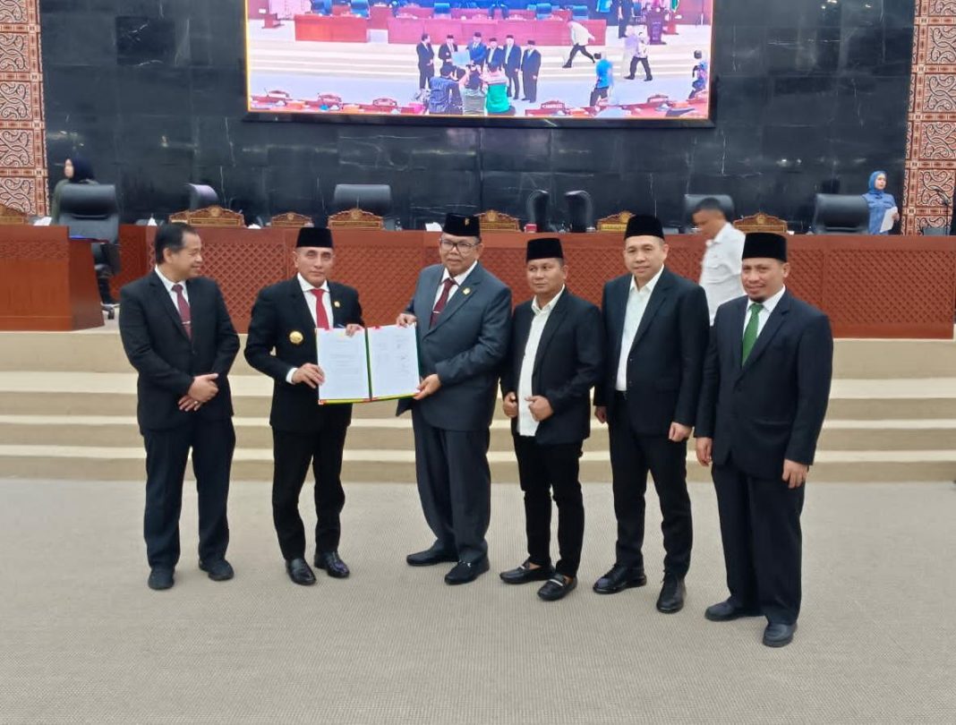 Ketua DPRD Sumut Drs Baskami Ginting, Gubernur Sumut Edy Rahmayadi, Wakil Ketua Dewan Rahmansyah Sibarani, Irham Buana Nasution, Misno Adisyah Putra dan Sekda Sumut M Arif Nugroho, sedang menunjukkan pengesahan Ranperda APBD TA 2024 menjadi Perda pada rapat paripurna DPRD Sumut di gedung dewan, Jumat sore (28/7/2023).