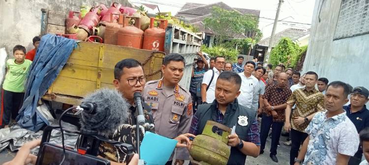 Polda Sumut melalui tim gabungan Direktorat Reskrimsus Polda Sumut dan Polrestabes Medan, menggerebek pengoplosan gas di Jalan Sei Kapuas, Gang Bunga, Kelurahan Babura, Kecamatan Medan Sunggal, Kamis (27/7/2023). (Dok/Polda Sumut)