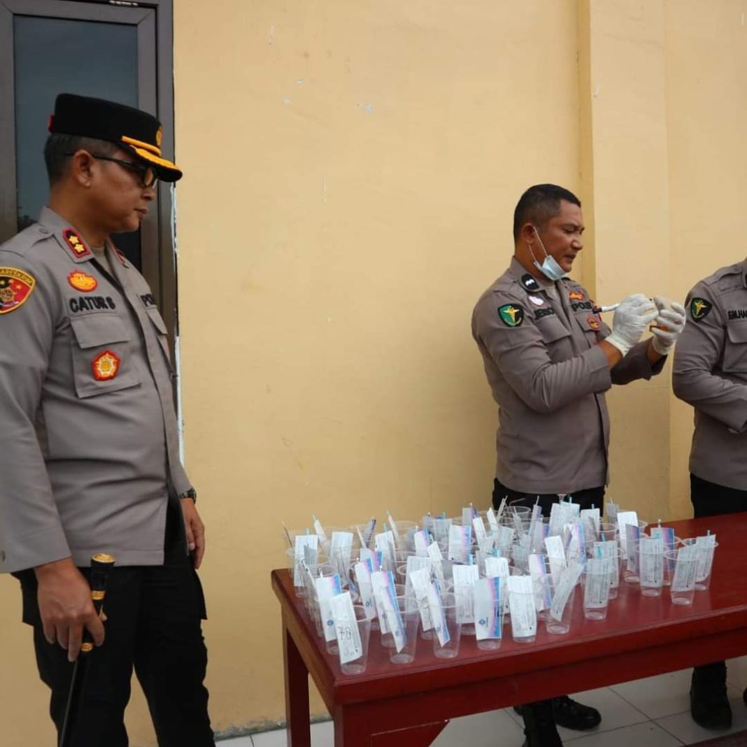 Kapolres Labusel AKBP Catur Sungkowo memantu pelaksanan tes urine personel Polres Labusel, Jumat (28/3/2023).