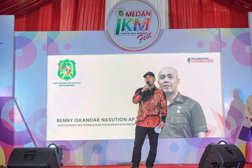 Perhelatan yang disemarakkan expo pelaku Industri Kecil Menengah (IKM), clothing brand lokal, workshop, talk show, pelayanan administrasi usaha, dan hiburan selama empat hari mulai pagi hingga malam ini ditutup Kepala Diskop UKM Perindag Kota Medan Benny Iskandar Nasution, Jumat (28/7/2023). (Dok/Kominfo Medan)