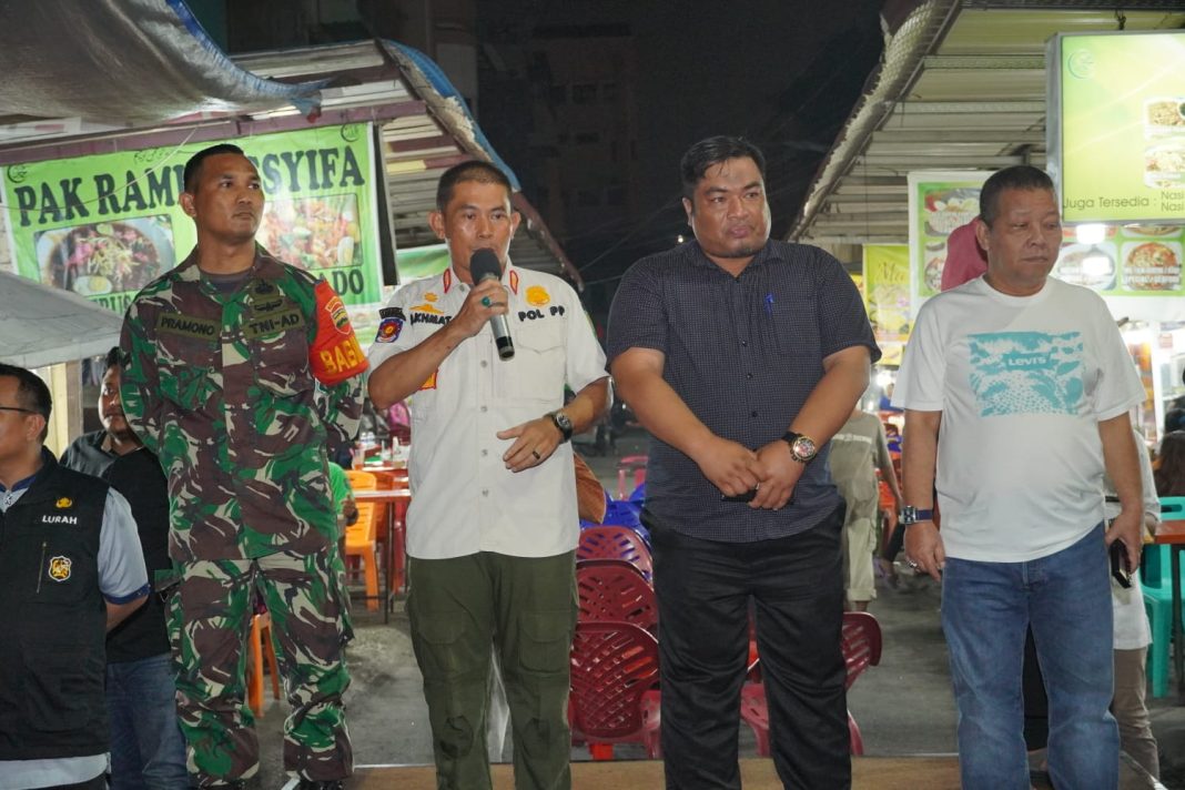 Kasatpol PP Kota Medan Rahmat Adi Syahputra Harahap (pegang mic). (Dok/Kominfo Medan)