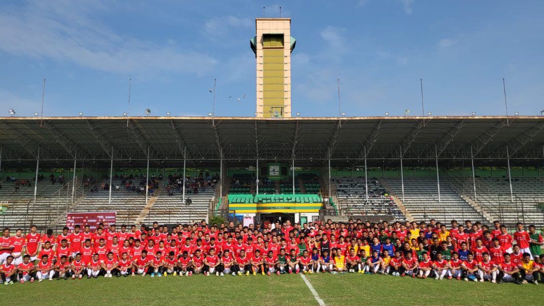 Ratusan pemain foto bersama sebelum gelaran seleksi Timnas U-17 di Stadion Teladan Medan, Sabtu (29/7/2023).