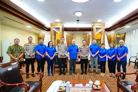 Kapolri Jenderal Pol Listyo Sigit ketika menerima perwakilan Panitia Pelaksana FIBA World Cup 2023 yang didampingi Ketua Umum Perbasi Danny Kosasih di Ruang Perjamuan Mabes Polri, Jakarta, Jumat (28/7/2023). (Dok/Humas Polri)