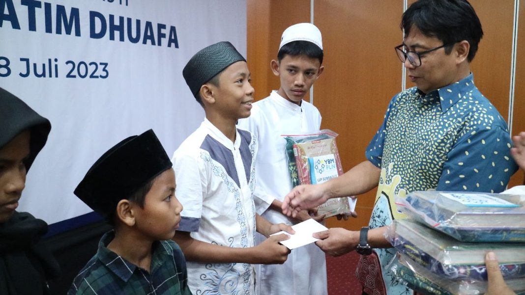 GM PLN UIP SBU Hening Kyat Pamungkas menyerahkan bantuan kepada anak yatim, mualaf dan dhuafa di Kelurahan Anggrung, Jumat (28/7/2023). (Dok/PLN)