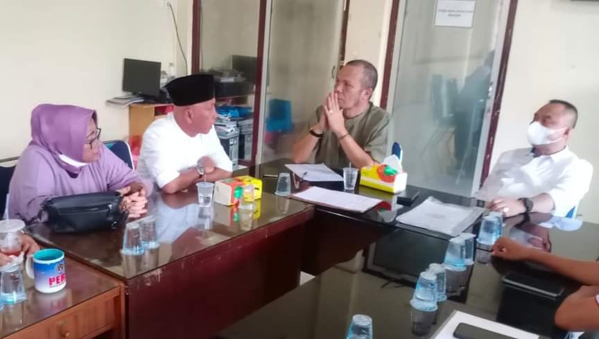 Ketua PWI Sumut Farianda Putra Sinik didampingi Sekretaris SR Hamonangan Panggabean, dan Wakil Ketua Bidang Organisasi, Rifki Warsan menjelaskan tentang rencana mengadakan UKW. (Foto dok/PWI)