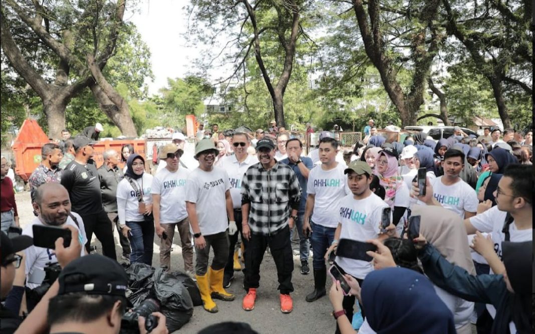 Staf khusus III Kementerian BUMN Arya Sinulingga memberikan arahan saat Environment Movement di Medan, Jumat (28/7/2023). (Dok/PLN)