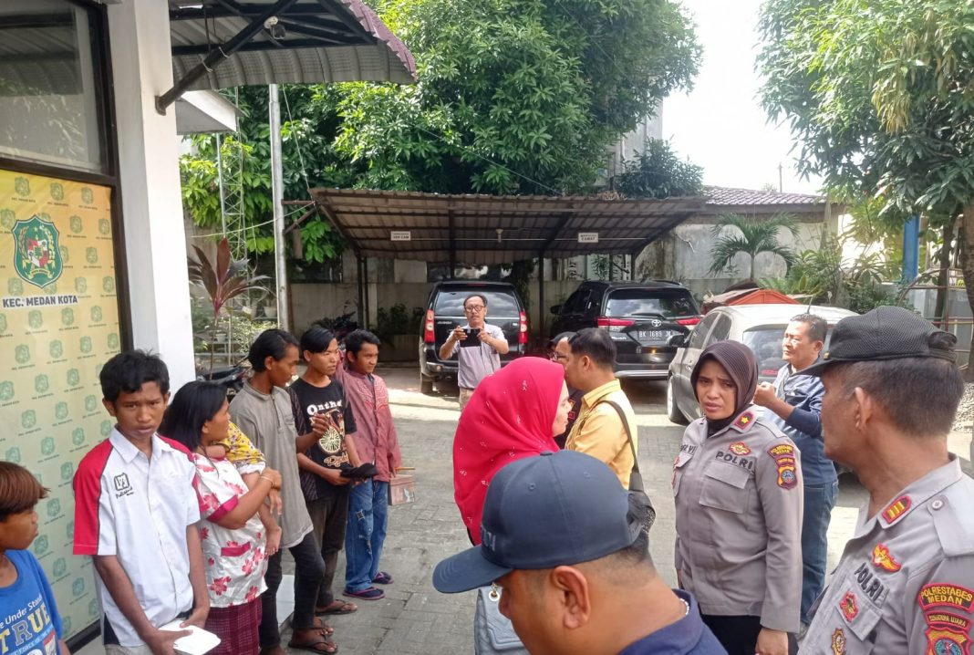 Petugas gabungan menjaring belasan gepeng, pengamen dan pak ogah di wilayah hukum Polsek Medan Kota, Jumat (28/7/2023). (Dok/Polrestabes Medan)