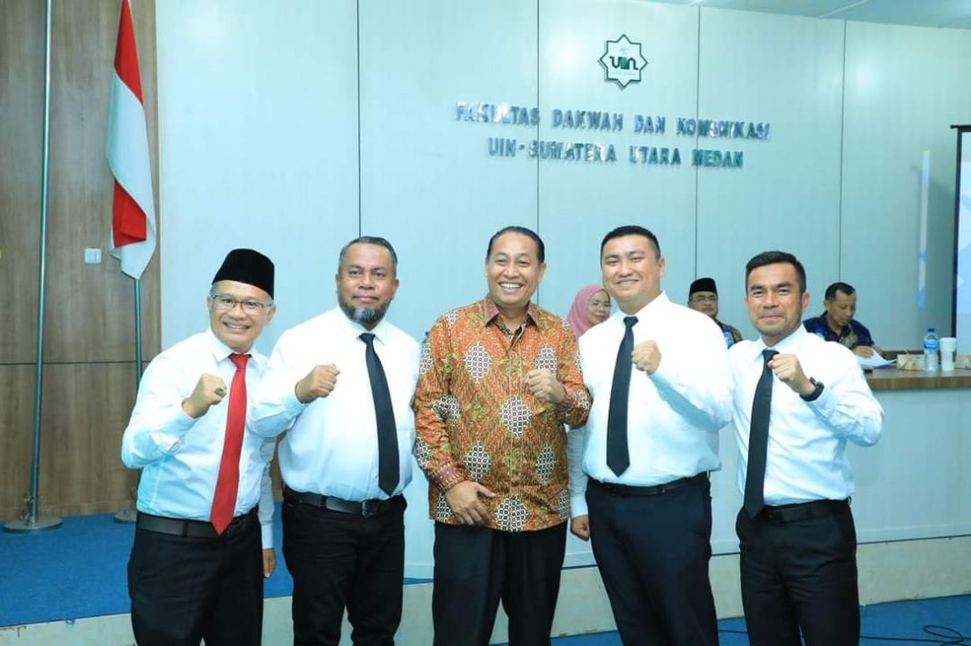 Bupati Labura Hendri Yanto Sitorus foto bersama lainnya berkaitan pelaksanaan seminar proposal yang diikuti untuk meraih gelar doktor di UINSU beberapa hari lalu.