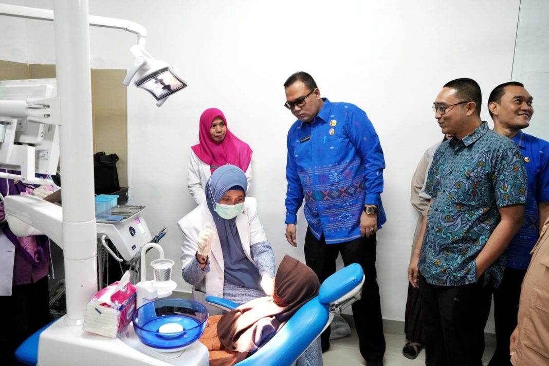 Kepala Dinas Kesehatan Kota Medan dr Taufik Ririansyah MKM didampingi Direktur RSUD H Bachtiar Djafar dr Irliyan Saputra SpOG mengecek pelayanan kesehatan acara gebyar peduli kesehatan bertempat di RSUD H Bachtiar Djafar, Jalan Yos Sudarso, Kecamatan Medan Labuhan, Sabtu (29/7/2023).