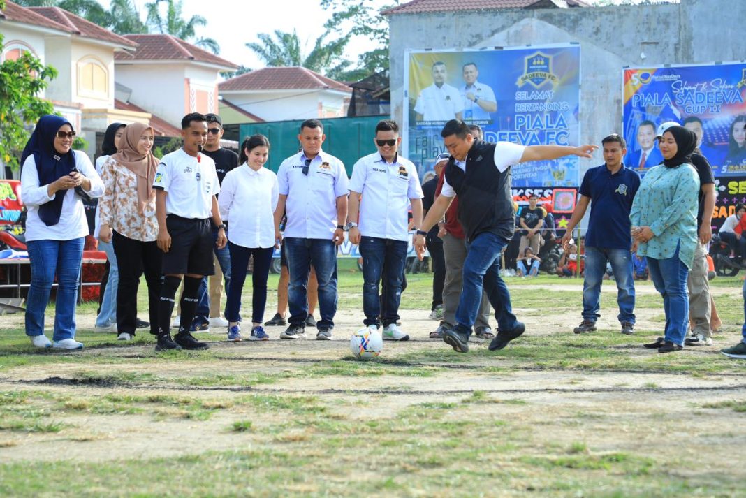 Bupati Labura Hendri Yanto Sitorus menendang bola, menandai, dibukanya turnamen mini soccer Sadeeva Cup II Tahun 2023 di lapangan Tanjungsari, Kelurahan Aekkanopan, Sabtu (30/7/2023) sore.