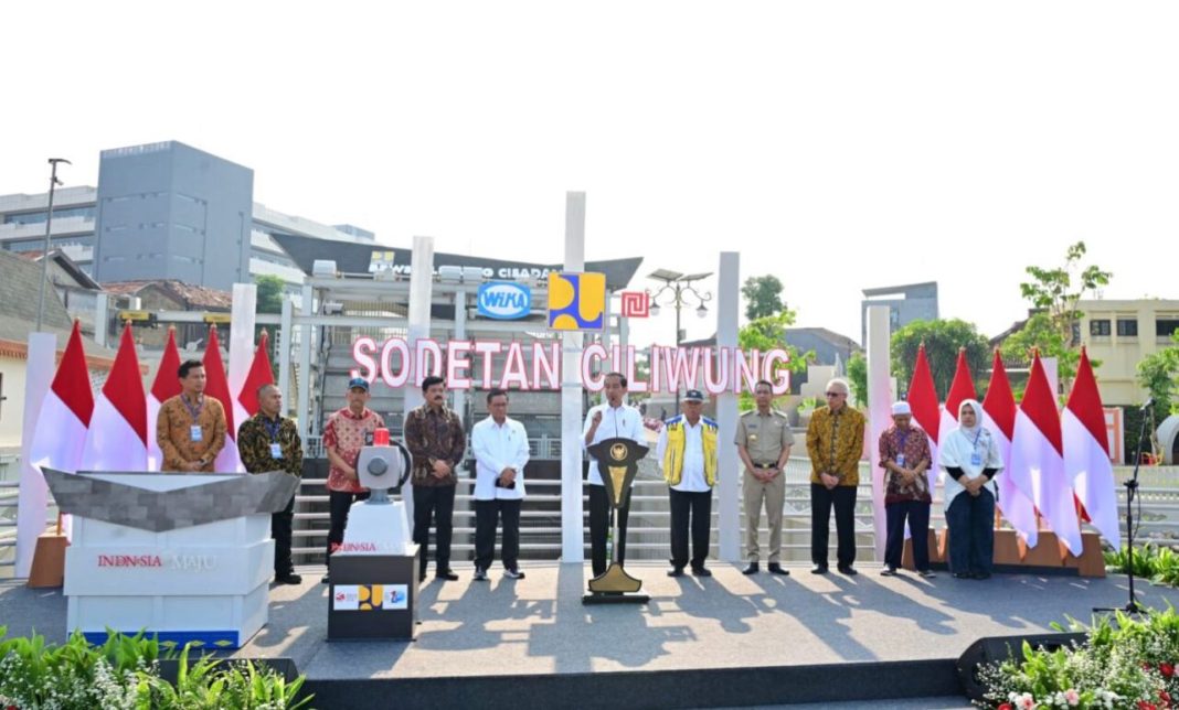 Presiden RI Jokowi saat meresmikan Sodetan Ciliwung di Jakarta Timur, Senin (31/7/2023).