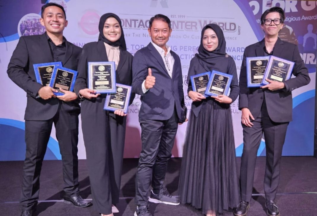 Contact Center PLN 123 berhasil meraih 8 penghargaan pada ajang GCCWA 2023 Asia Pacific. Kiri ke kanan: Jingga Wahyu Buana, Rizka Wahyuningsih, Tony Bellamy (Executive Vice President Penjualan, Pelayanan Pelanggan, dan Retail PLN), Tessa Kurnia Putri, dan Natassya Amalia Anza. (Dok/PLN)