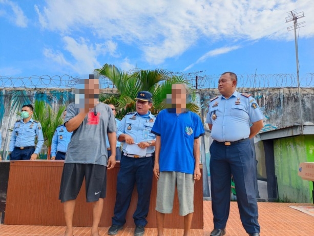 Kepala Lapas Kelas IIA Binjai Theo Adrianus Purba mendampingi WBP yang menjelaskan proses produksi sabun olahan sendiri di Lapangan CDE Lapas Kelas IIA Binjai.