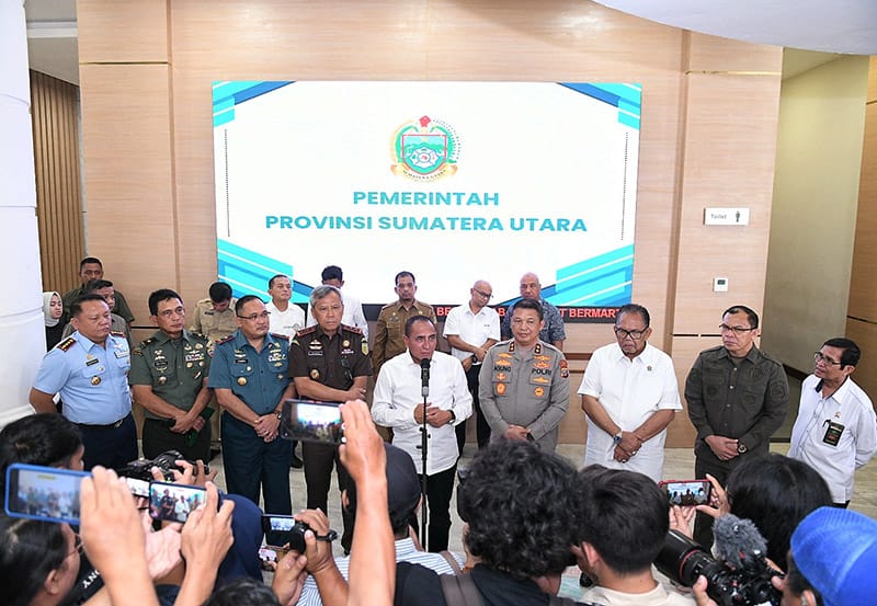 Gubernur Sumut Edy Rahmayadi didampingi lainnya saat konferensi pers di Kantor Gubernur Sumut, Jalan DI Diponegoro, Nomor 30 Medan, Senin (31/7/2023). (Dok/Kominfo Sumut)