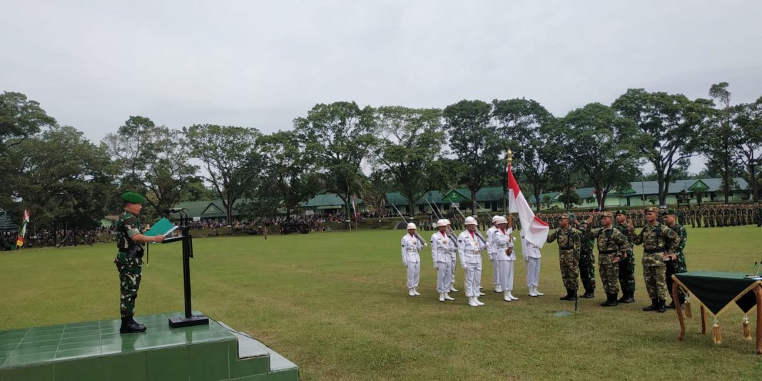 Pangdam I/BB Mayjen TNI A Daniel Chardin (kiri) membacakan sumpah dan jabatan perwakilan prajurit saat memimpin upacara penutupan Latsarmil Komponen Cadangan Pertahanan Negara Tahun 2023 di Lapangan Jenderal Soedirman Rindam I/BB, Senin (31/7/2023).