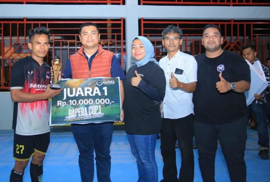 Bupati Labura Hendri Yanto Sitorus menyerahkan hadiah kepada tim juara 1, Turnamen Bapera Cup I Futsal Competition Tahun 2023 di lapangan futsal Sian Co Asri, Dusun Simpangmembot, Desa Damulipekan, Minggu (30/7/2023) malam. (Dok/Kominfo Labura)