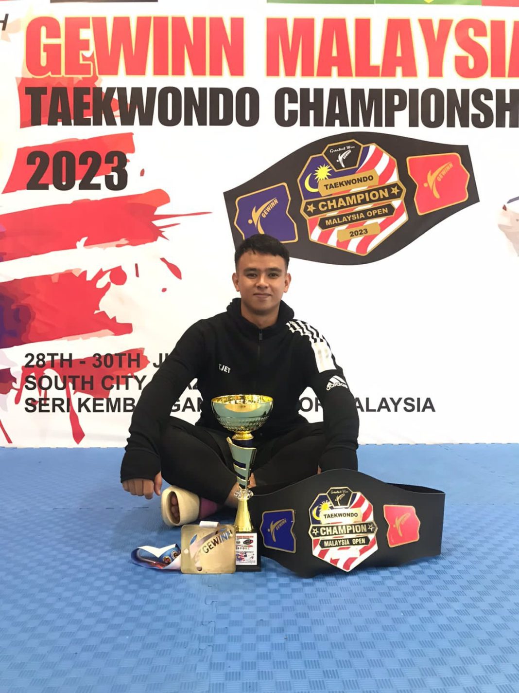 Theo Jeremi Eli Eser Tarigan, personel Lapas Tanjungbalai saat diabadikan seusai berhasil meraih medali emas pada Gewinn Malaysia Taekwondo Championship. (Dok/Lapas Tanjungbalai)