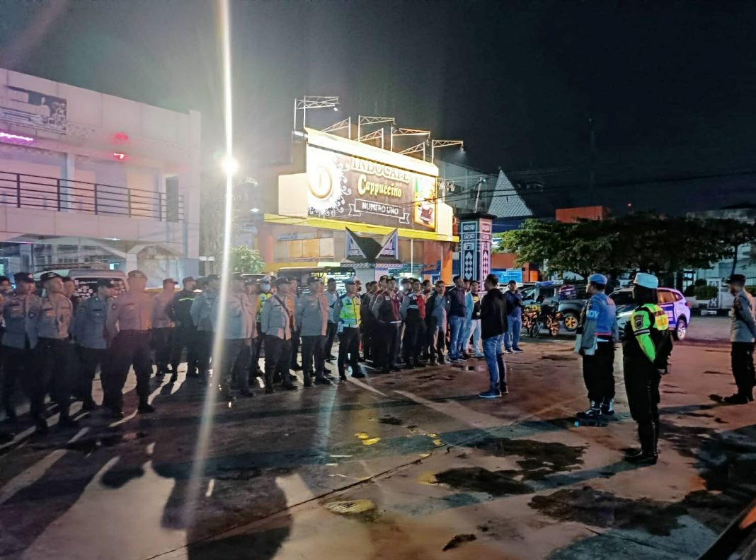 Personel Polres Pematangsiantar saat menggelar patroli rutin cipta kondisi di malam hari di titik-titik rawan wilayah Pematangsiantar, Minggu (30/7/2023). (Dok/Humas Polres Pematangsiantar)