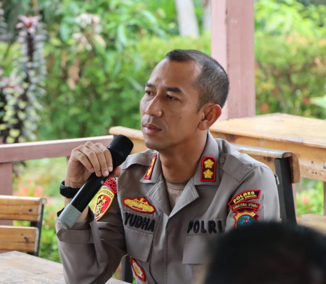 Kapolres Sergai AKBP Oxy Yudha Pratesta saat memberikan arahan dan motivasi kepada Bhabinkamtibmas jajaran Polres Sergai di Kantin Bhayangkari Polres Sergai Seirampah, Senin (31/7/2023). (Dok/Humas Polres Sergai)