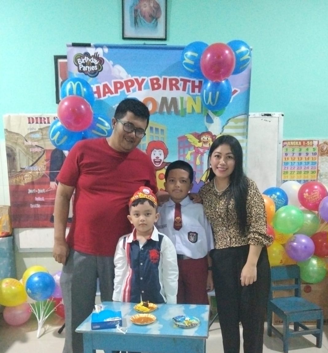 Dominick Radelo Arganta Bukit foto bersama dengan kedua orang tua dan abangnya di sela-sela perayaan HUT ke 6 di Sekolah Asisi Medan, Jalan Anggrek Raya, Nomor 24 A Medan, Selasa (1/8/2023).