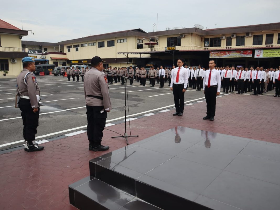 Kasubbag Bin Ops Bag Ops Polrestabes Medan Kompol Hendra Simatupang saat memberikan pengarahan kepada personel di halaman Mapolrestabes Medan, Senin (31/7/2023). (Dok/Polrestabes Medan)