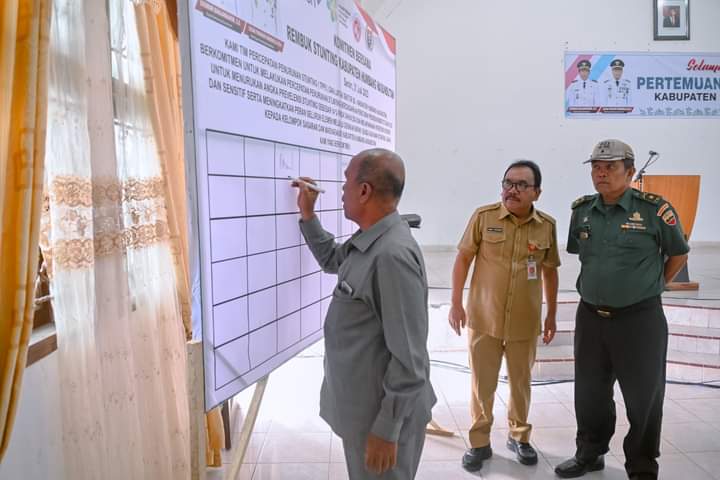 TPPS Kabupaten Humbahas dan lintas sektoral membubuhkan tanda tangan sebagai komitmen untuk melakukan percepatan penurunan stunting di Humbahas bertempat di Pendopo, Perkantoran Bukit Inspirasi, Doloksanggul, Senin (31/7/2023). (Dok/Kominfo Humbahas)