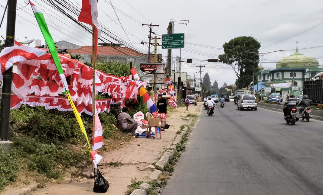 Penjualan bendera merah putih dan pernak pernik HUT RI mulai menjamur di Kota Kabanjahe. Tampak dalam foto penjual bendera di Jalan Jamin Ginting tepatnya di depan SPBU Masjid Raya Kabanjahe menjajakan dagangannya.