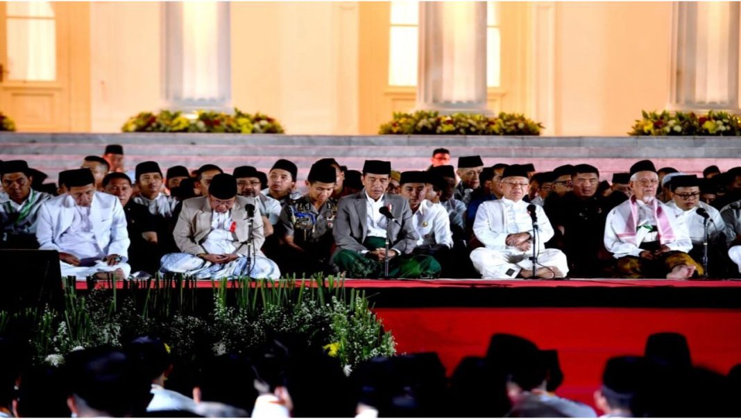 Presiden RI Jokowi beserta Ibu Iriana Joko Widodo menghadiri acara zikir dan doa kebangsaan di halaman Istana Merdeka, Jakarta, Selasa (1/8/2023) malam.