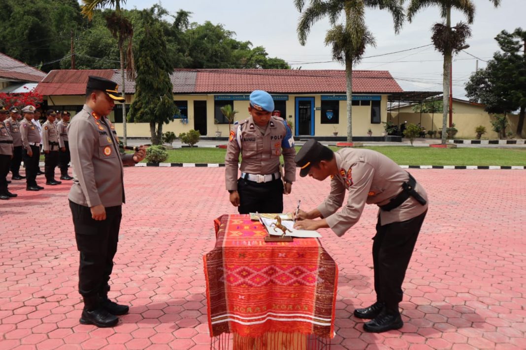 Personel Polres Toba dan jajaran melakukan penandatangan fakta integritas tidak menggunakan narkoba, Senin (31/7/2023). (Dok/Polres Toba)