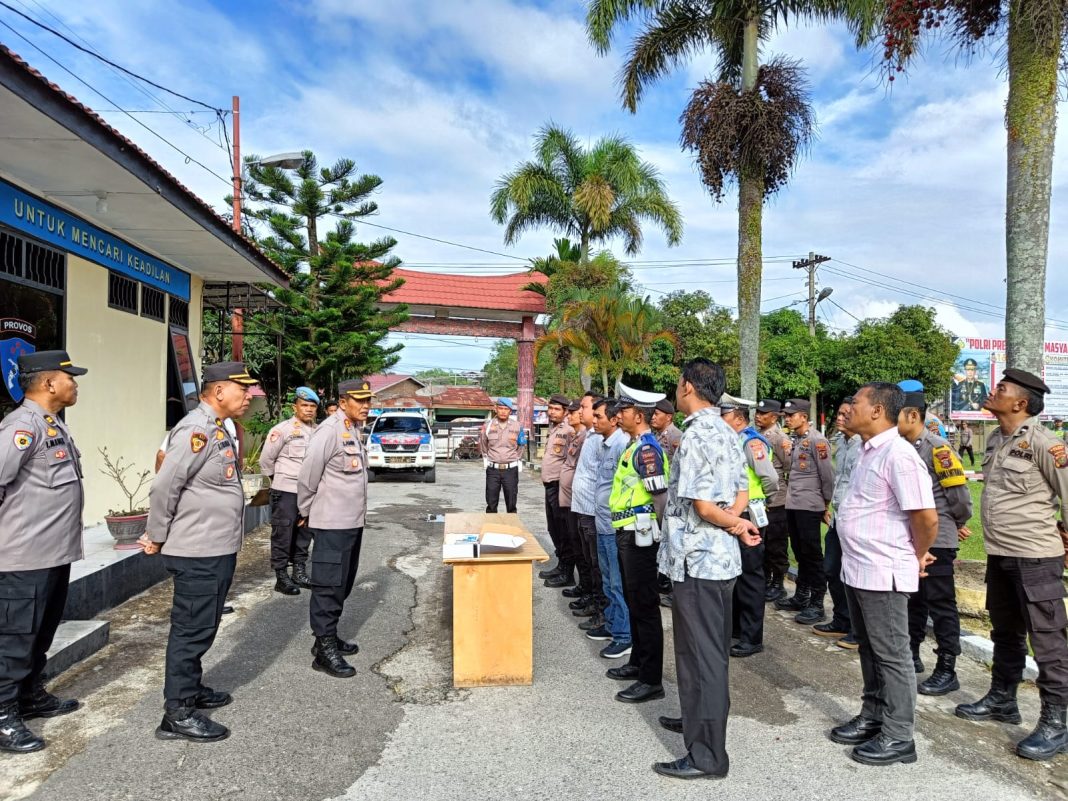 Polres Toba laksanakan teks urine dadakan usai melaksanakan apel pagi di halaman Mapolres Toba, Selasa (1/8/2023). (Dok/Polres Toba)