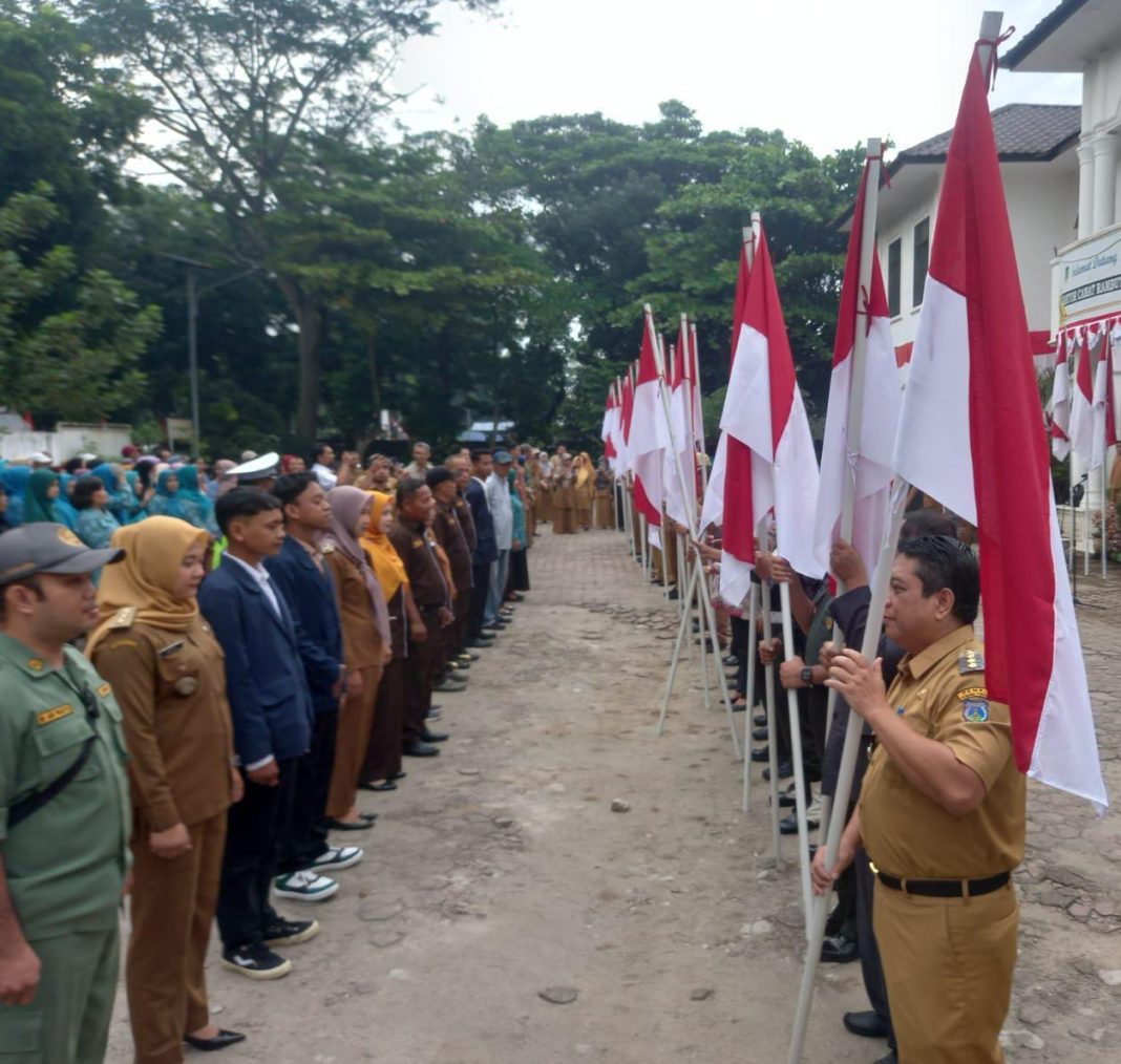 Pj Wali Kota Tebingtinggi Drs Syarmadani MSi saat menyerahkan bendera merah putih ke masyarakat di kantor Kecamatan Rambutan, Jalan Gunung Leuser BP7, Selasa (1/8/2023). (Dok/Kominfo Tebingtinggi)