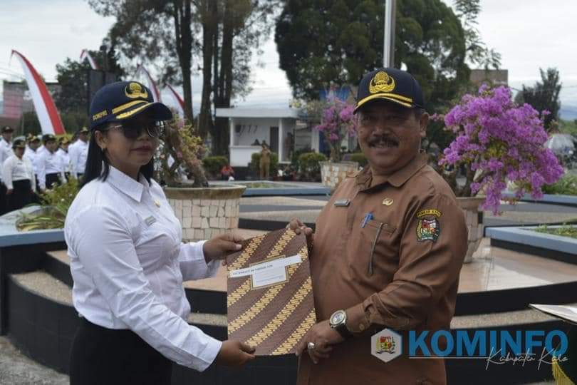 Sekda Kabupaten Karo Kamperas Terkelin Purba menyerahkan SK PPPK Guru TA 2022 secara simbolis kepada tenaga guru di Halaman Kantor Bupati Karo, Selasa (1/8/2023). (Dok/Kominfo Karo)