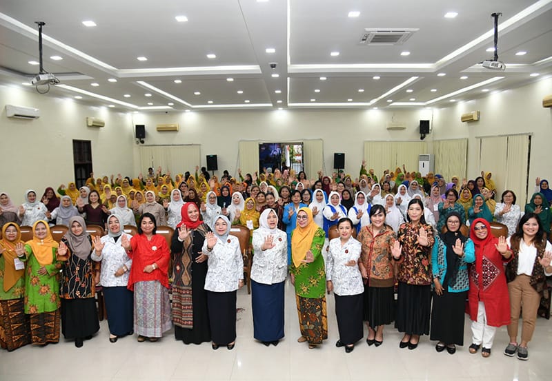 Ketua YKI Sumut Nawal Lubis foto bersama dengan lainnya pada acara Sosialisasi Kesehatan Pencegahan Penyakit Kanker kepada Aisiyah Kota Sibolga di Graha Aulia Perwakilan Bank Indonesia Sibolga, Jalan Kapten Marulin Sitorus Nomor 8, Kota Sibolga, Selasa (1/8/2023). (Dok/Kominfo Sumut)