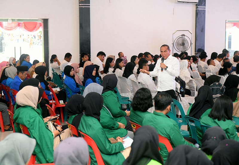 Gubernur Sumut Edy Rahmayadi memberikan kuliah umum kepada para mahasiswa di Aula Gupala Makorem 023/KS, Selasa, (1/8/3023). (Dok/Kominfo Sumut)