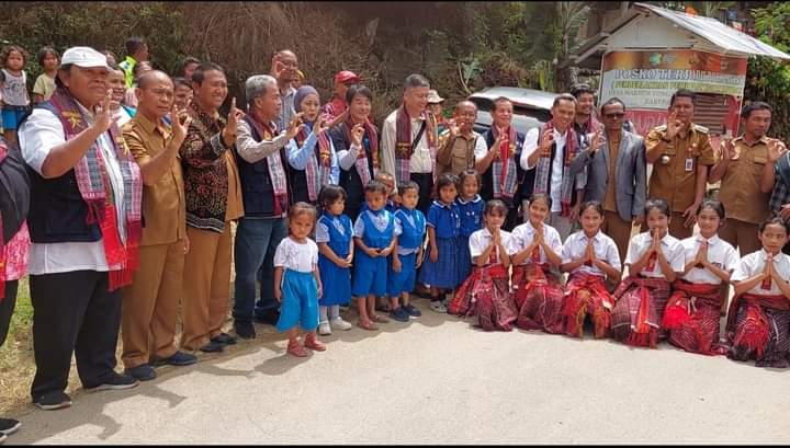 Asisten Perekonomian dan Pembangunan Humbahas Drs John Harry Marbun MA mewakili Bupati Humbahas foto bersama dengan tim Assesor UNESCO Global Geopark, di Kecamatan Baktiraja, Kabupaten Humbahas, Selasa (1/8/2023). (Dok/Kominfo Humbahas)