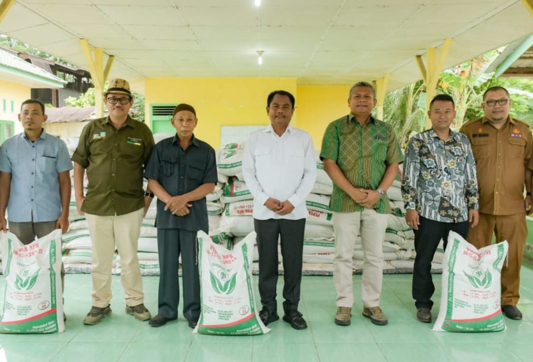 Bupati Sergai H Darma Wijaya, Grup Manajer II PT Socfindo Erikson Ginting, Kepala Pertanian Dedy Iskandar diabadikan bersama perwakilan Gapoktan penerima bantuan pupuk NPK dari PT Sofindo, Selasa (1/8/2023). (Dok/Diskominfo Sergai)