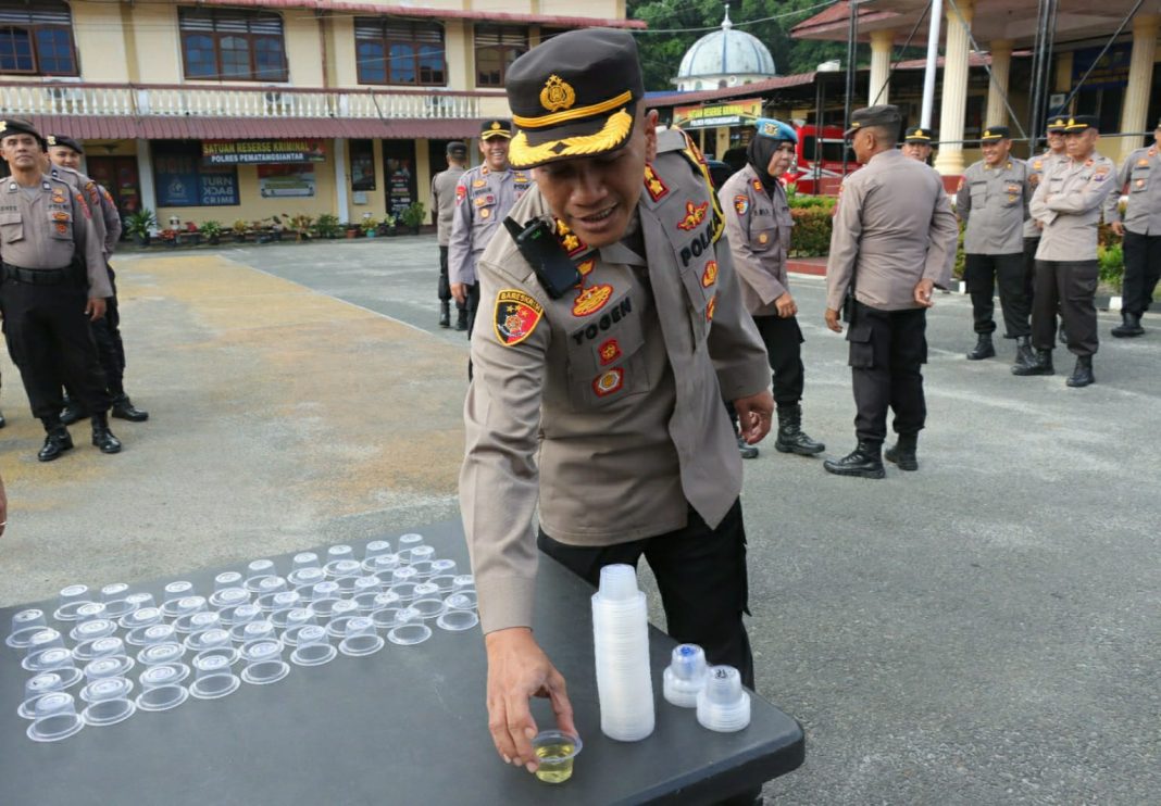 Kapolres Pematangsiantar AKBP Yogen Heroes Baruno SIK mengawali pemeriksaan tes urine secara mendadak di Lapangan Apel Mako Polres Pematangsiantar, Rabu (2/8/2023).(Dok/Polres Pematangsiantar)