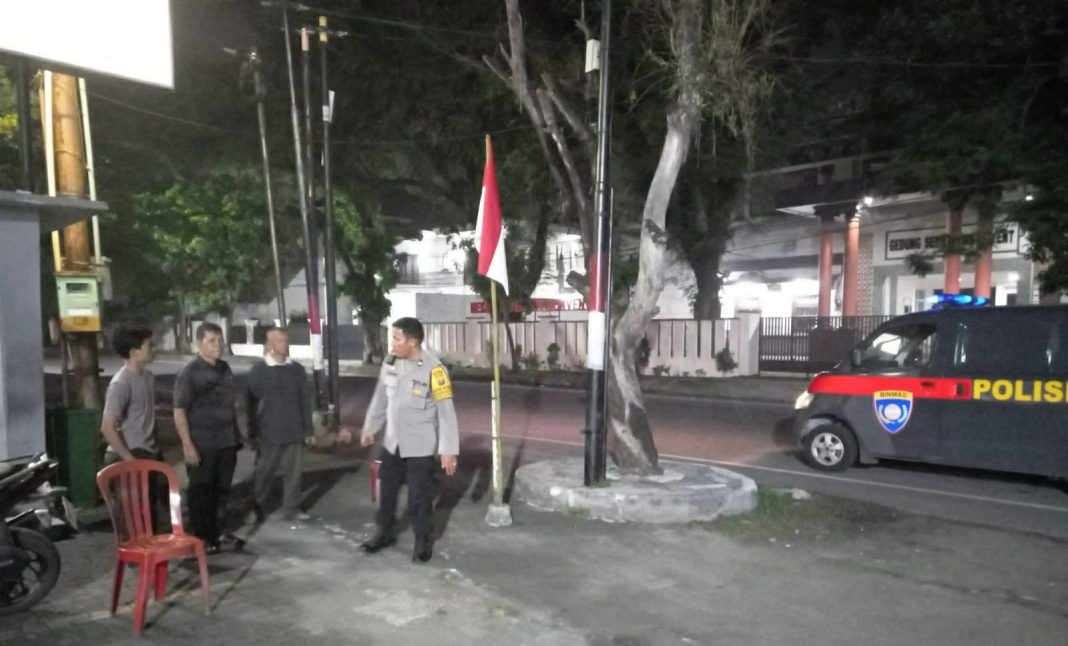 Personel Bhabinkamtibmas Polsek Medan Baru menyambangi Poskamling Lingkungan IV Jalan Muara Takus Kelurahan Madras Hulu, Medan, Rabu (2/8/2023). (Dok/Polsek Medan Baru)